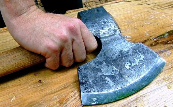 В Турции наркоман зарубил топором брата и троих его детей
